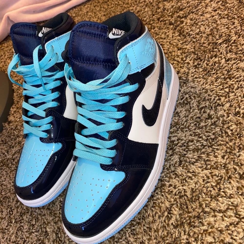 Nike Retro 1 mids. men’s 7 women’s 8.5